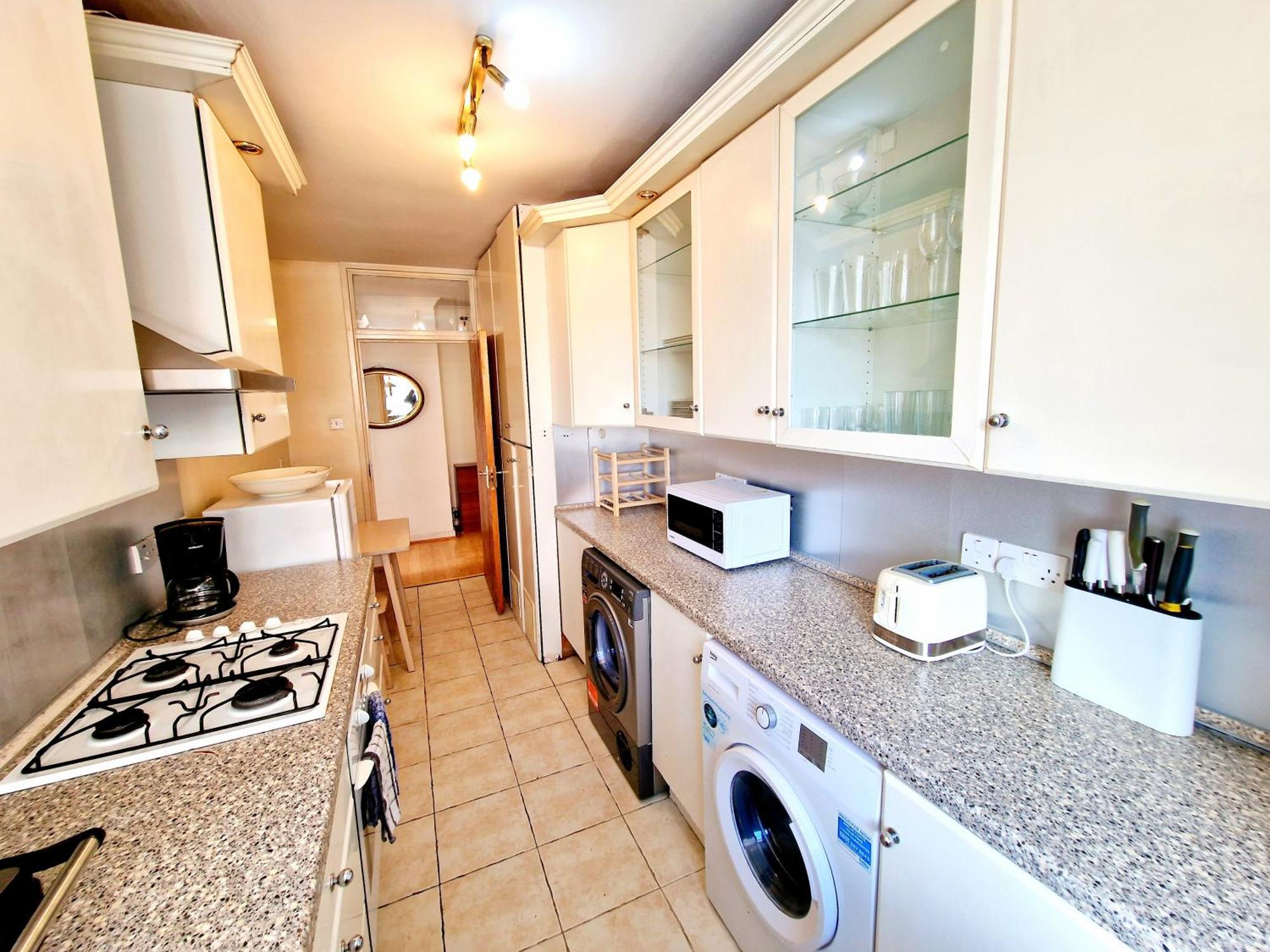 Bright & Spacious Home In Building With Lift, Right Next To Bayswater Station - Walk To Kensington Palace, Hyde Park, Little Venice & Notting Hill 런던 외부 사진
