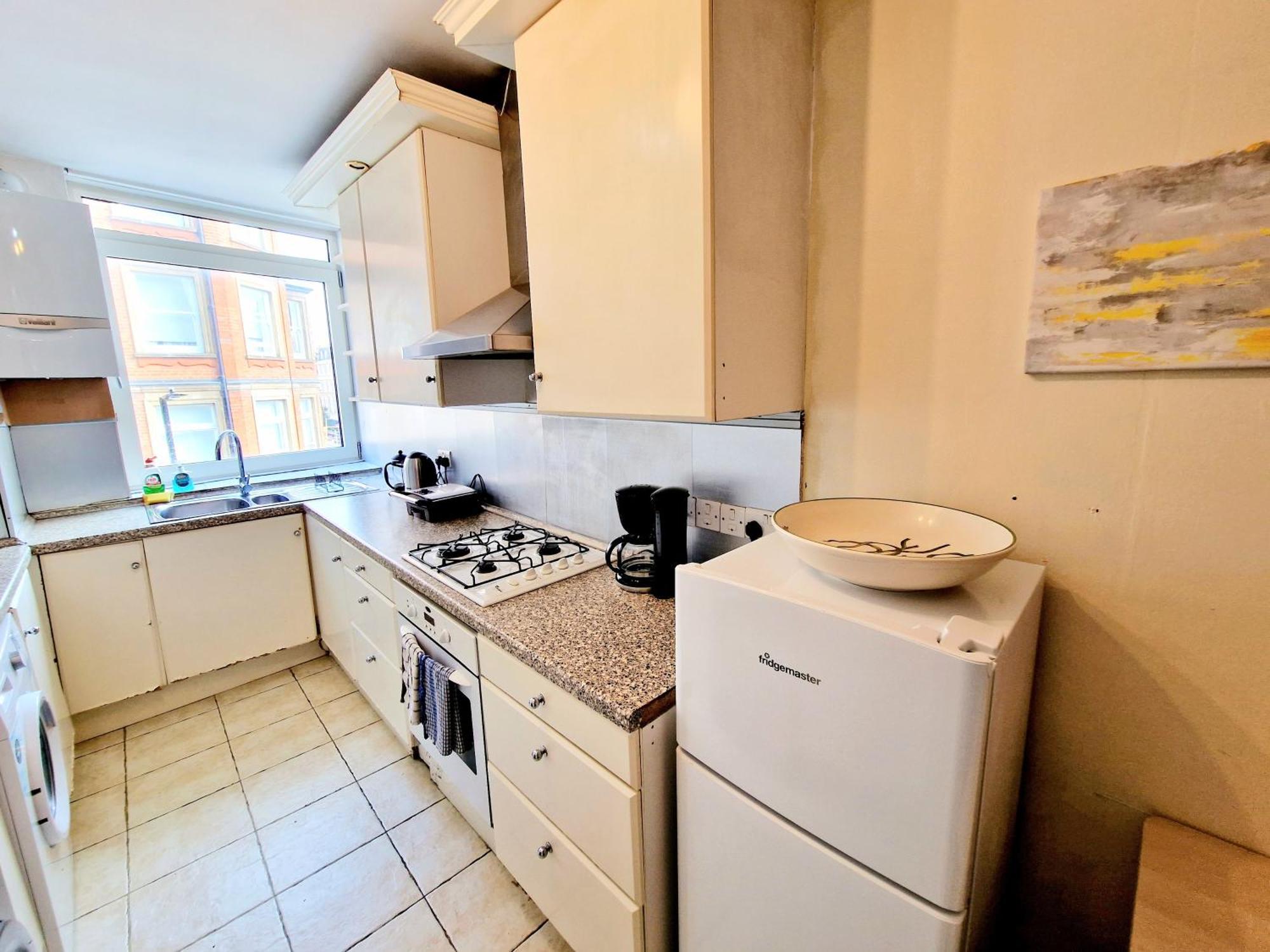 Bright & Spacious Home In Building With Lift, Right Next To Bayswater Station - Walk To Kensington Palace, Hyde Park, Little Venice & Notting Hill 런던 외부 사진