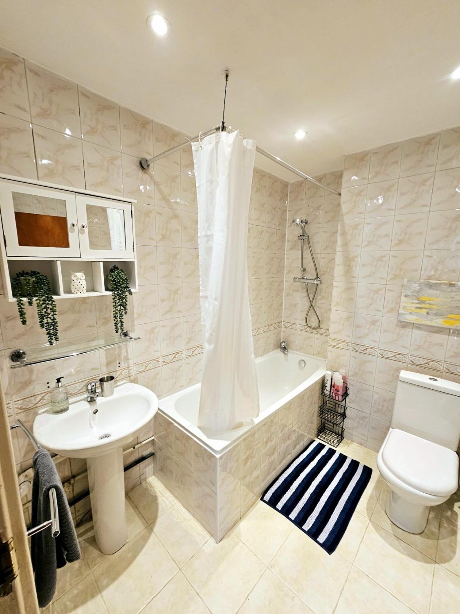 Bright & Spacious Home In Building With Lift, Right Next To Bayswater Station - Walk To Kensington Palace, Hyde Park, Little Venice & Notting Hill 런던 외부 사진