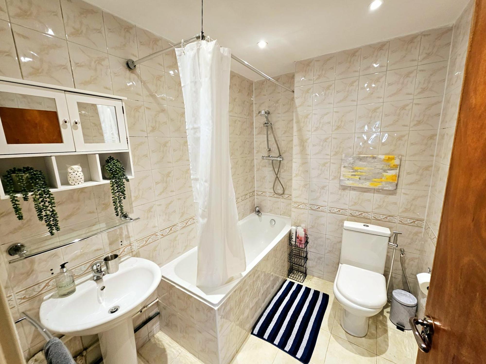 Bright & Spacious Home In Building With Lift, Right Next To Bayswater Station - Walk To Kensington Palace, Hyde Park, Little Venice & Notting Hill 런던 외부 사진